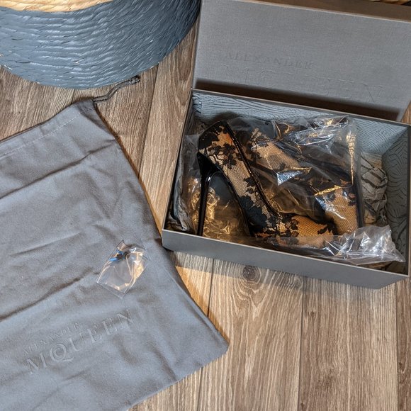 NIB (W36) - McQUEEN Black Lace + Nude Pump - Picture 2 of 11